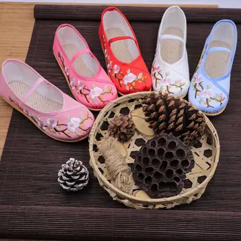 Meiteņu izšūtās kurpes bērniem, roku darbs Hanfu kurpes etnisko stilu, seno apģērbu studentu deju izšuvumi mīkstas kurpes